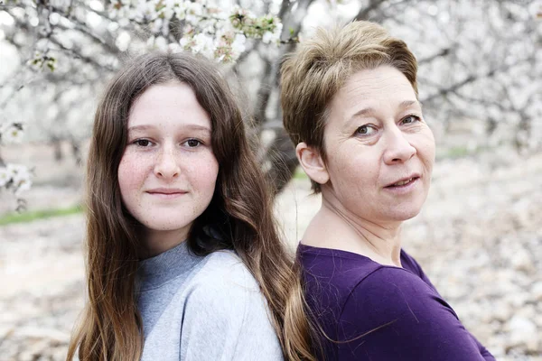 Porträt Der Schönen Frau Und Ihrer Teenager Tochter — Stockfoto