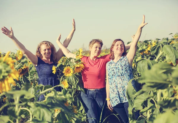 Porträt Glücklicher Reifer Frauen Die Die Freiheit Sonnenblumenfeld Genießen — Stockfoto