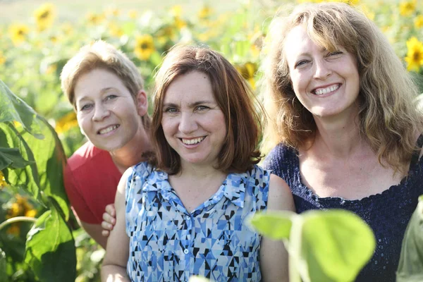 Porträt Glücklicher Reifer Frauen Die Die Freiheit Sonnenblumenfeld Genießen — Stockfoto