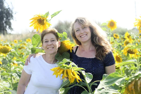 Portrait Happy Mature Women Enjoying Freedom Sunflowers Field — Stock Photo, Image