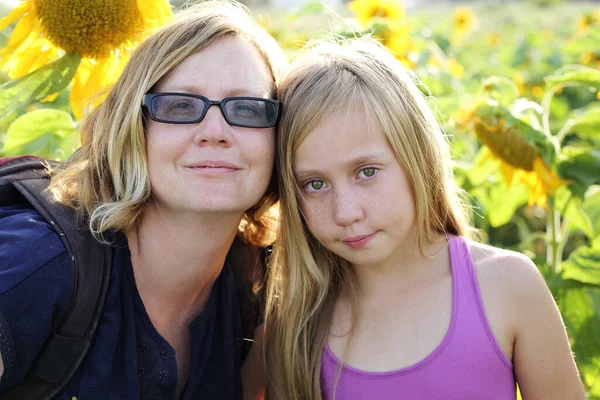 Porträtt Mamma Och Dotter Ett Fält Solrosor — Stockfoto