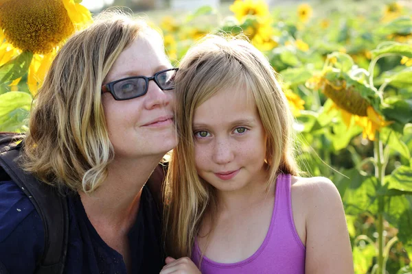 Porträt Von Mutter Und Tochter Einem Sonnenblumenfeld — Stockfoto