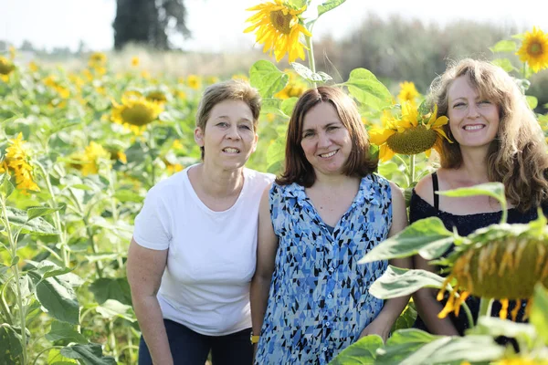 Porträt Glücklicher Reifer Frauen Die Die Freiheit Sonnenblumenfeld Genießen — Stockfoto