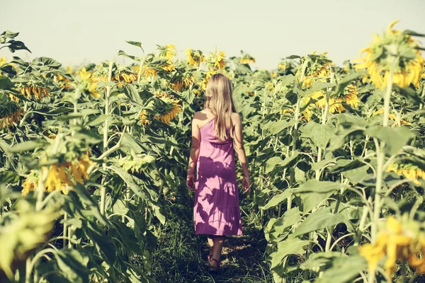 Life Coronavirus Portrait Cute Girl Ienjoying Freedom Sunflowers Field — Stock Photo, Image