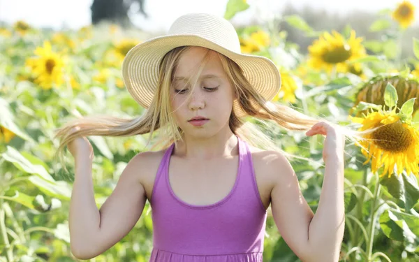 Life Coronavirus Portrait Cute Girl Ienjoying Freedom Sunflowers Field — Stock Photo, Image