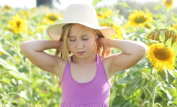 Portrait Cute Girl Enjoying Freedom Sunflowers Field — Stock Photo, Image