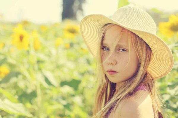 Portret Van Schattig Meisje Genieten Van Vrijheid Zonnebloemen Veld — Stockfoto