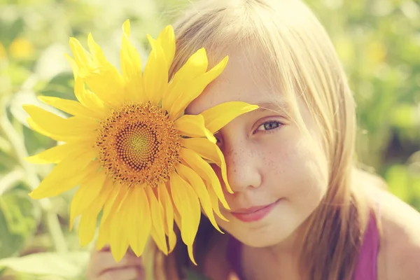 ひまわり畑で自由を楽しむ可愛い女の子の肖像画 — ストック写真