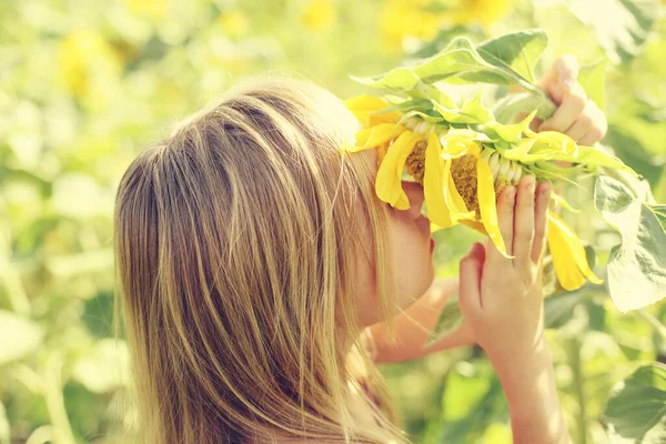 Portret Van Schattig Meisje Genieten Van Vrijheid Zonnebloemen Veld — Stockfoto