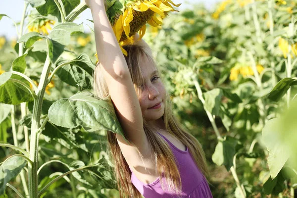 Tatlı Bir Kızın Portresi Ayçiçeği Tarlasında Özgürlüğün Tadını Çıkarıyor — Stok fotoğraf