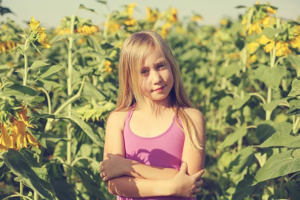 Retrato Menina Bonito Desfrutando Liberdade Campo Girassóis — Fotografia de Stock