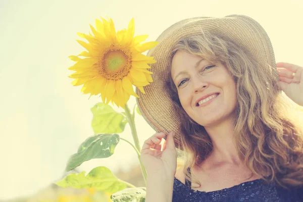 Portret Van Gelukkig Volwassen Vrouw Genietend Van Vrijheid Het Zonnebloemenveld — Stockfoto