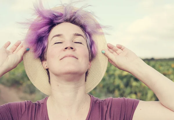 Schoonheid Volwassen Vrouw Met Zonnebloem Genieten Van Vrijheid Zomer Zonnebloem — Stockfoto