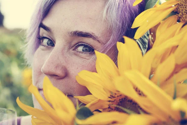 Beleza Mulher Madura Com Girassol Desfrutando Liberdade Campo Girassol Verão — Fotografia de Stock