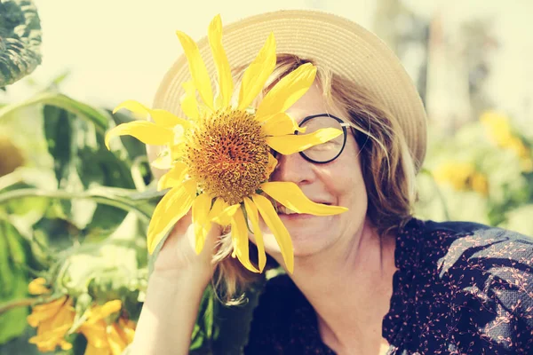 Portret Van Volwassen Vrouw Met Hoed Een Zonnebloemveld — Stockfoto