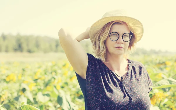 Portret Van Gelukkige Volwassen Vrouw Met Hoed Genietend Van Vrijheid — Stockfoto