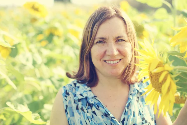 Portrait Happy Mature Woman Enjoying Freedom Sunflowers Field — Stock Photo, Image