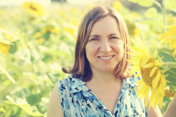 Porträt Einer Glücklichen Reifen Frau Die Die Freiheit Sonnenblumenfeld Genießt — Stockfoto