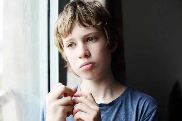 Schattig Jaar Oud Autistisch Jongen Kijken Door Het Raam — Stockfoto