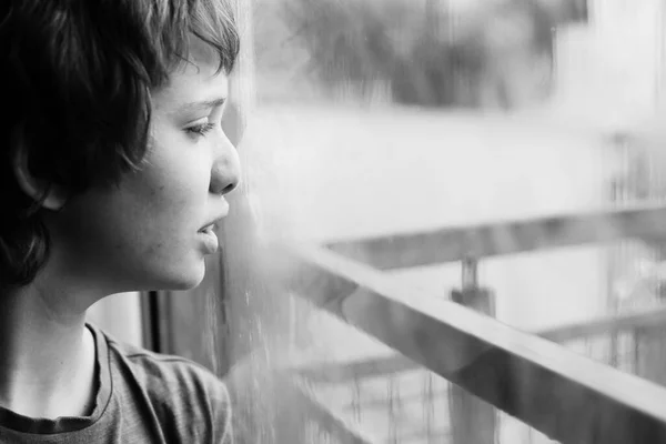 Netter Jähriger Autistischer Junge Schaut Durch Das Fenster — Stockfoto