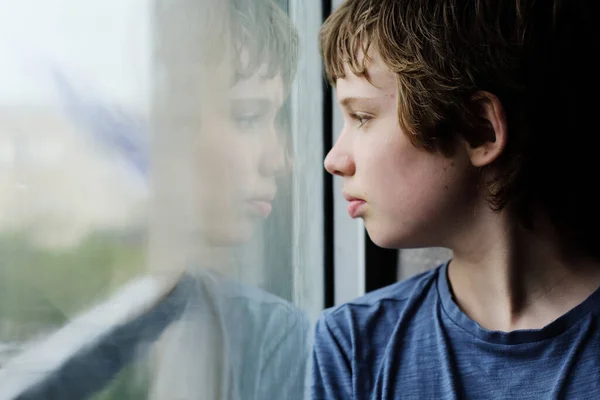 Милый Летний Мальчик Аутист Смотрит Окно — стоковое фото