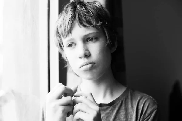 Lindo Niño Autista Años Mirando Por Ventana —  Fotos de Stock