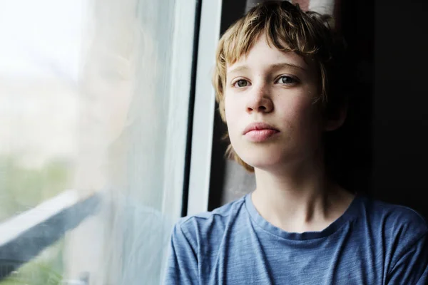 Милый Летний Мальчик Аутист Смотрит Окно — стоковое фото