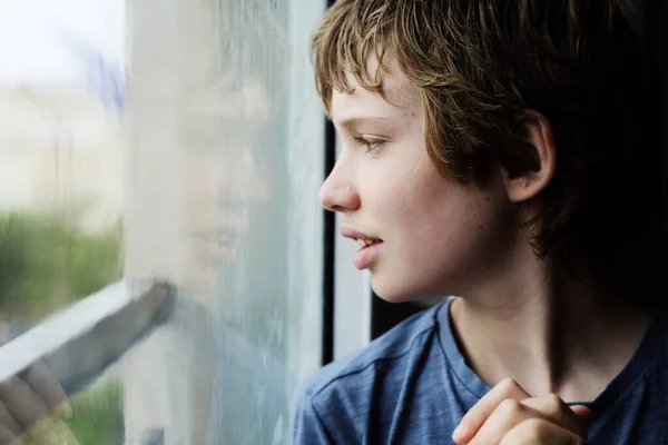 Χαριτωμένο 12Χρονο Αυτιστικό Αγόρι Κοιτάζει Μέσα Από Παράθυρο — Φωτογραφία Αρχείου