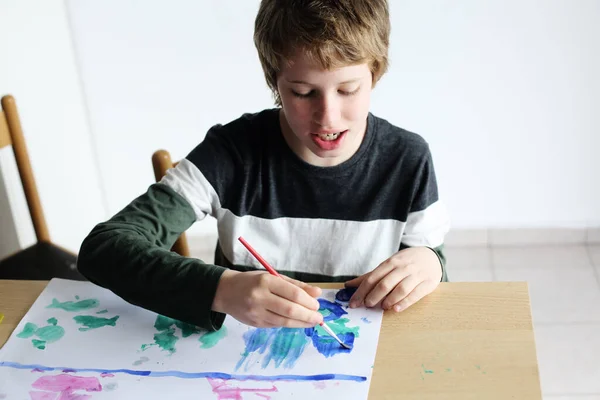 可愛いです12歳の自閉症の男の子の描画 — ストック写真