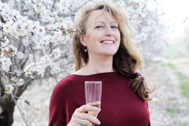 45 yaşındaki güzel bir kadının portresi.