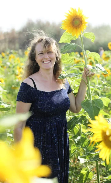 Portrait Happy Mature Woman Enjoying Freedom Sunflowers Field — Stock Photo, Image