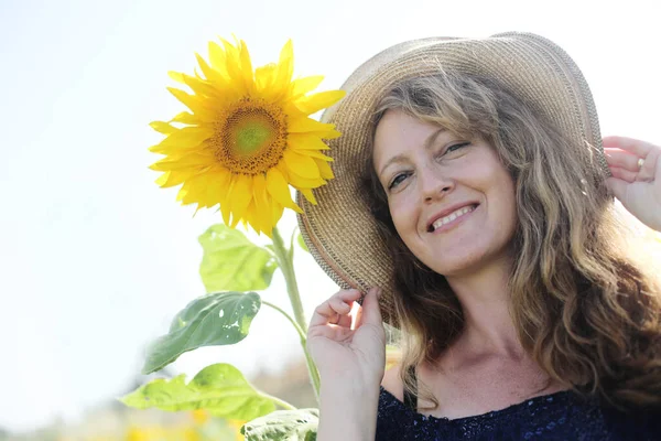 Portrait Happy Mature Woman Enjoying Freedom Sunflowers Field — Stock Photo, Image