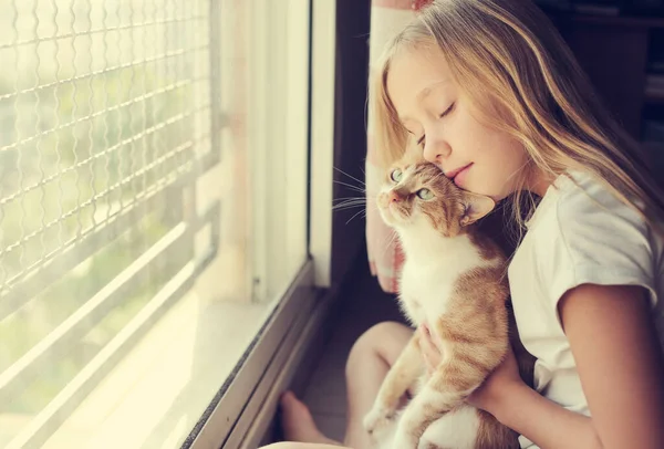 可愛い赤い猫の9歳の女の子の肖像画 笑顔と幸せ — ストック写真