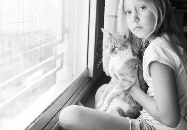 Portret Uroczej Letniej Dziewczynki Uroczym Czerwonym Kotem Uśmiech Szczęście — Zdjęcie stockowe