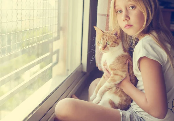 Retrato Una Linda Niña Años Con Precioso Gato Rojo Sonrisas — Foto de Stock