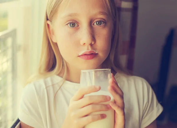 Słodka Dziewczyna Pije Świeże Organiczne Mleko Zdrowe Odżywianie Małych Dzieci — Zdjęcie stockowe