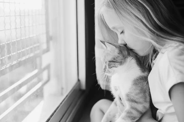 고양이를 살난귀여운 소녀의 초상화 미소와 — 스톡 사진