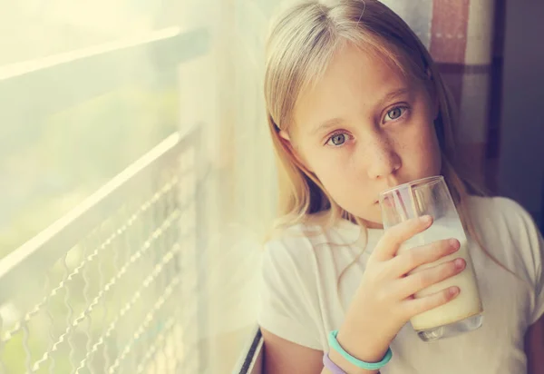 新鮮なオーガニックミルクを飲むかわいい女の子 小さな子供のための健康的な栄養 — ストック写真