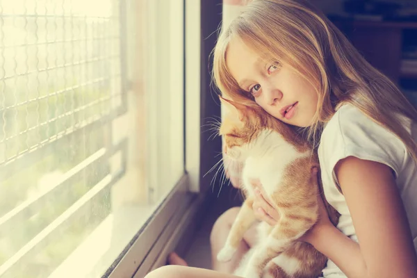 可愛い赤い猫の9歳の女の子の肖像画 笑顔と幸せ — ストック写真