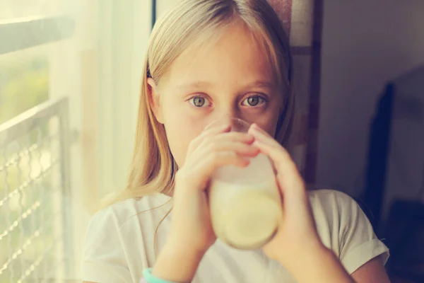 Tatlı Kız Taze Organik Süt Içiyor Küçük Çocuklar Için Sağlıklı — Stok fotoğraf