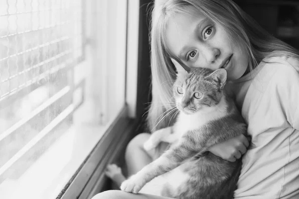 Retrato Una Linda Niña Años Con Precioso Gato Rojo Sonrisas — Foto de Stock