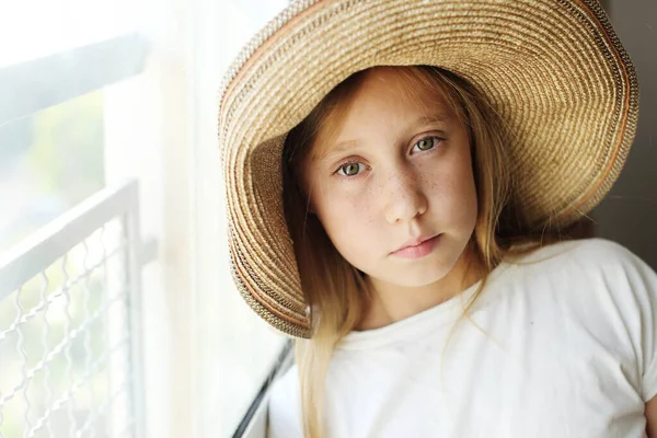 Portret Poważnej Dziewczynki Piegami — Zdjęcie stockowe