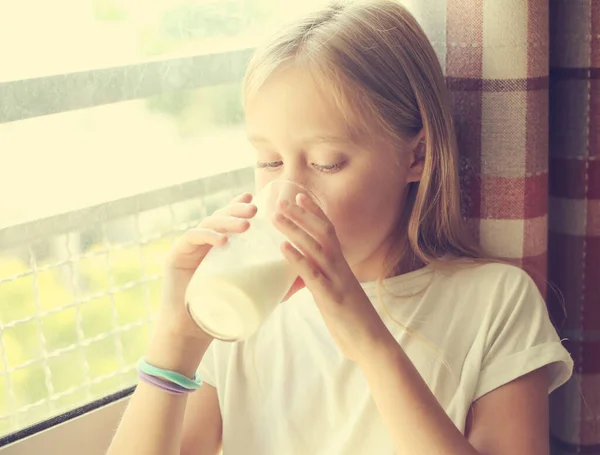 Ragazza Carina Che Beve Latte Biologico Fresco Nutrizione Sana Bambini — Foto Stock