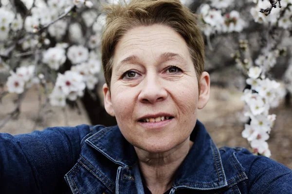 Portret Van Natuurlijke Volwassen Vrouw Outdoor — Stockfoto