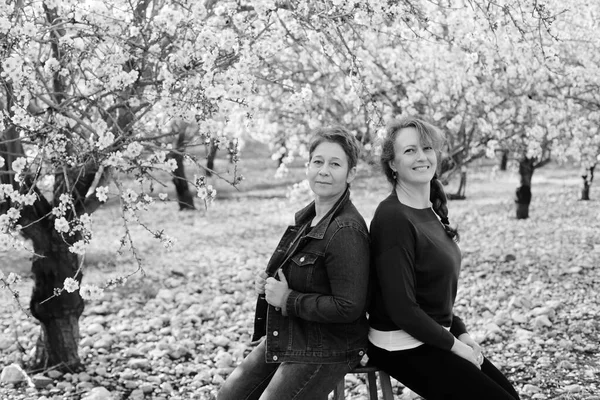 Portrait Two Smiling Real Mature Women Outdoor — Stock Photo, Image