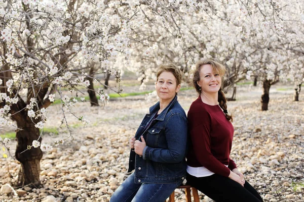 Retrato Dos Mujeres Maduras Reales Sonrientes Aire Libre —  Fotos de Stock