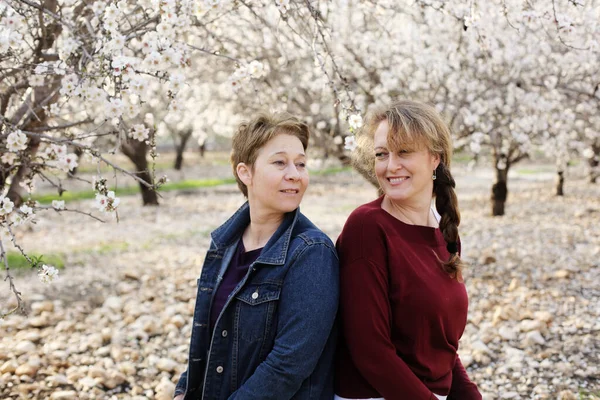 Portrait Two Smiling Real Mature Women Outdoor — Stock Photo, Image