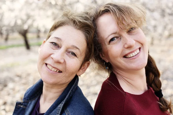 Retrato Dos Mujeres Maduras Reales Sonrientes Aire Libre —  Fotos de Stock