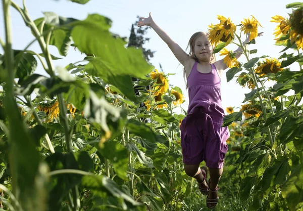 Retrato Linda Chica Disfrutando Libertad Campo Girasoles — Foto de Stock