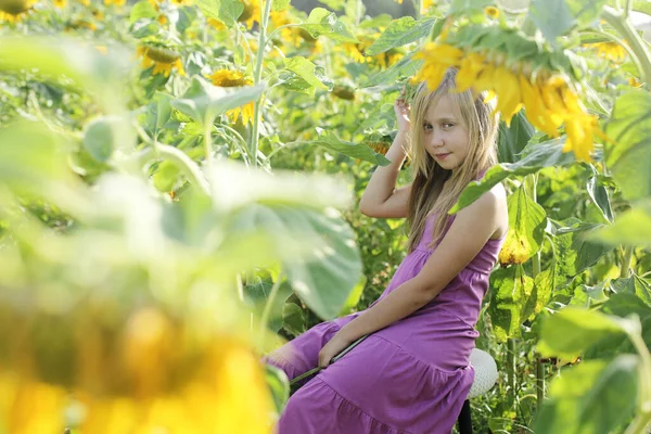 Portrait Fille Mignonne Jouissant Liberté Dans Champ Tournesols — Photo